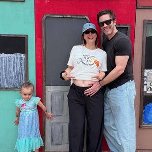 Schwangere Kaley Cuoco teilt herrlich ehrlichen Mama-Moment