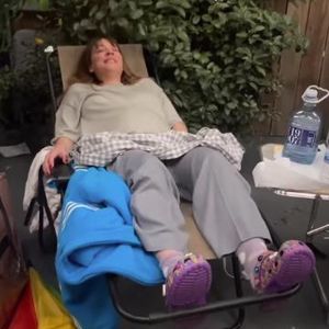Lustiger Clip: Schwangere Kaley Cuoco kämpft mit Liegestuhl