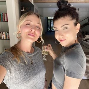 Gewusst? Das ist Kaley Cuocos kleine Schwester Briana!