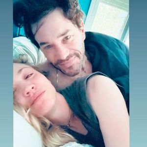 Verliebt und verschlafen: Kaley Cuoco teilt Bett-Pic mit Tom