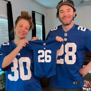 Süß! Kaley Cuoco und Tom Pelphrey posieren mit Baby-Trikot