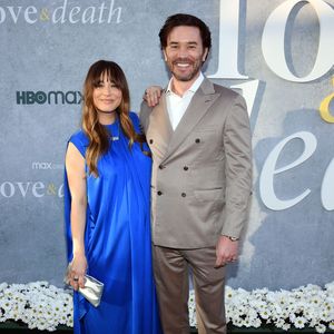 Kaley Cuoco und Tom strahlen nach Geburt auf dem Red Carpet
