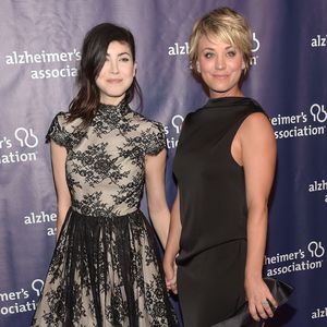 Zartrosa Zuckerwatte: Kaley Cuoco verblüfft mit Umstyling