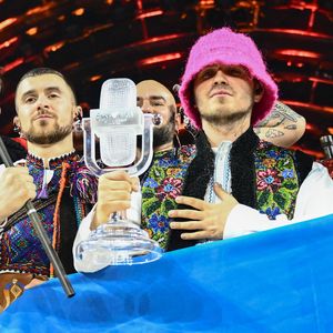 Nach ESC-Sieg: Kalush Orchestra versteigert Mikrofon-Trophäe