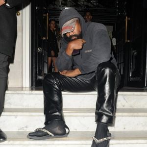 In Flip-Fops und Socken: Kanye West besucht die Fashion Week