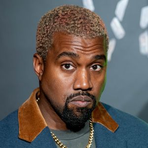 Ohne Sohle? Kanye West verwirrt mit seltsamem Polizei-Outfit