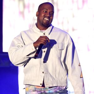 1. Paparazzi-Pic von Saint! Hier trägt Kanye seinen Kleinen
