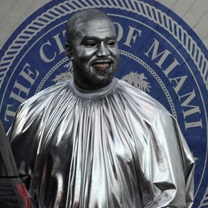 Silbernes Bodypainting: Was ist mit Kanye Wests Outfit los?
