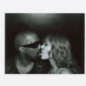 Kanye West und Bianca Censori knutschen in Fotokabine