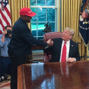 Nach Trump-Besuch: Kanye West springt für Wut-Rede auf Tisch