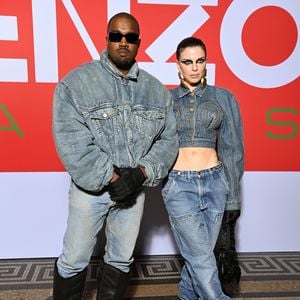 Kanye West pinkelte vor erstem Kuss mit Julia Fox vor Klub!