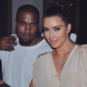 Kim Kardashian teilt cooles Throwback-Selfie mit Kanye West!