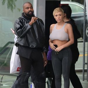 Kanye West und Freundin Bianca in skurrilem Look in Kirche