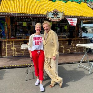 Thomas Gottschalk und seine Karina bummeln auf dem Rummel