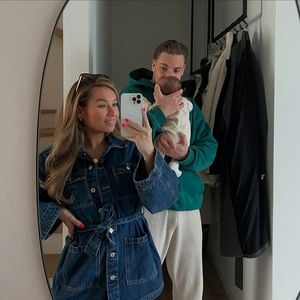 Karina Vogeno genießt Herbstspaziergang mit Baby Romeo