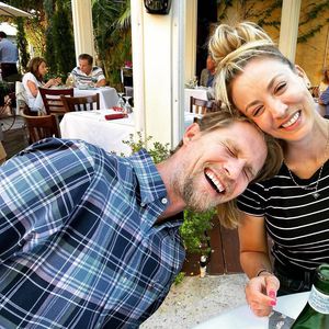 Grinsebacken! Kaley Cuoco genießt Date-Night mit ihrem Karl