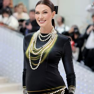 Karlie Kloss zeigt ihre Babykugel im figurbetonten Kleid