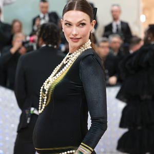 Karlie Kloss verkündet Schwangerschaft bei der Met Gala!