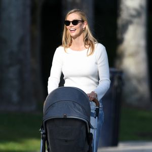 Total happy: Neu-Mama Karlie Kloss ist mit Baby unterwegs