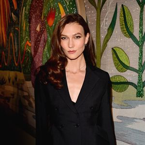Karlie Kloss zeigt stolz ihren Babybauch nach Ankündigung
