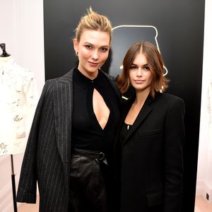 1. NYFW: Crawford-Tochter Kaia hängt mit Karlie Kloss ab
