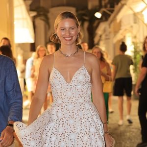 So schön strahlt Karolina Kurkova in ihrem Capri-Urlaub!