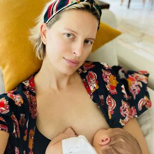 Kurz nach der Geburt: Karolina Kurkova teilt ein Still-Foto