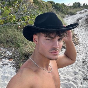 Nur Flirt? Karsten Walter knutscht mit männlichem Model rum