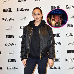 Mutter Adrianna zeigt ein Bild von Kasia Lenhardts Grab