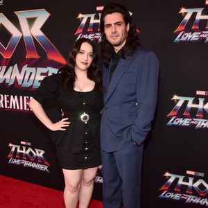 Kat Dennings und Andrew haben in ihrem Zuhause geheiratet!