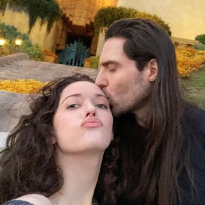 Süß! Kat Dennings feiert ihre Liebe zu Rockstar Andrew W.K.