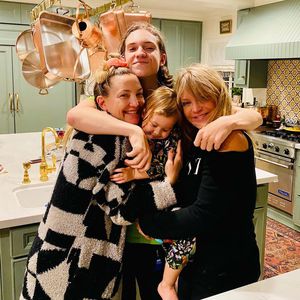 Knuffig! Kate Hudson schmust mit (fast) der ganzen Familie