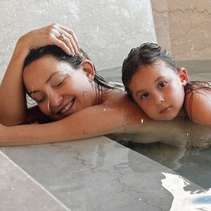 Kate Hudson entspannt oben ohne mit ihrer Tochter im Pool