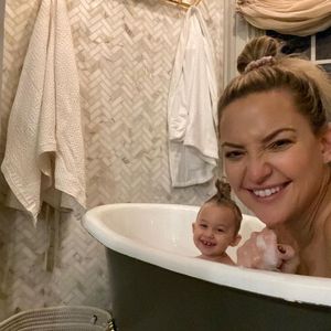 Süßes Bubble-Bild: So niedlich baden Kate Hudson und Rani