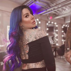 Wieder eine neue Frisur: Kate Merlan hat nun blaue Haare
