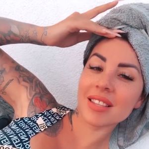 Kate Merlan hat sich Sommersprossen tätowieren lassen!