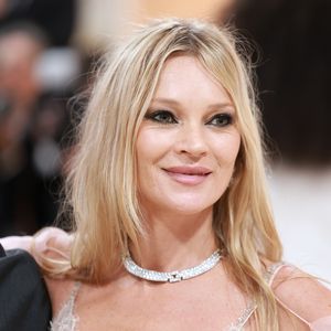 Kate Moss zeigt sich ungeschminkt beim Lunch mit der Familie