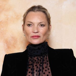 Kate Moss nutzt teure Birkin-Tasche lässig als Strandtasche