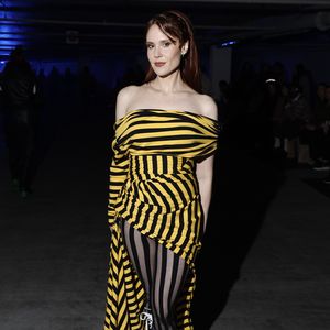 Kate Nash strahlt in gestreiftem Look auf der Fashion Week