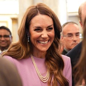 Kate tröstet einen Polizisten bei Empfang zum 100. der Queen