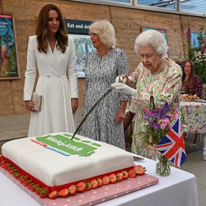 Den Kuchen mit Säbel angeschnitten: Queen-Video geht viral