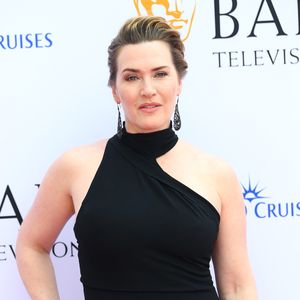Kate Winslet begeistert auf Event im knappen schwarzen Kleid