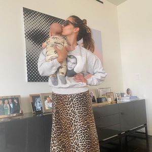 Erstes Foto: Neu-Mama Katharine McPhee knuddelt Baby Rennie