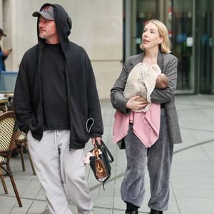 Katherine Ryan strahlt bei Familientag mit Neugeborenem