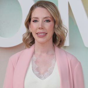 "Heißer Arzt": Katherine Ryan teilt ihre Geburtserfahrung