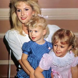 Familienbild: Nicky Hilton gratuliert Paris zur Mutterschaft