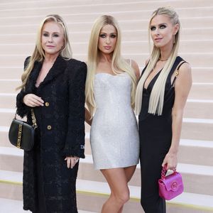 Stylishes Trio: Paris Hilton posiert mit Nicky und Kathy