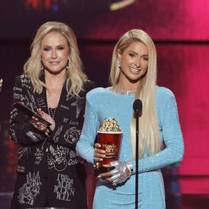 Kathy Hilton gab ihrer Tochter Paris Nachhilfe beim Wickeln!