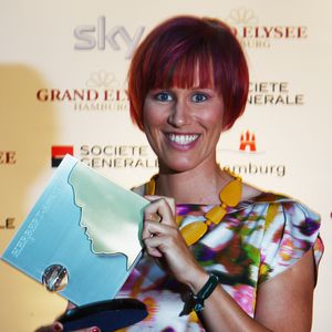 Kati Wilhelm zeigt stolz ihren "Herbert"-Award