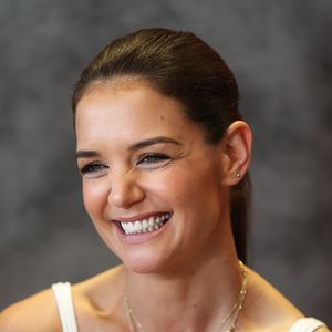 Katie Holmes wird für Dehnungsstreifen von Fans gefeiert
